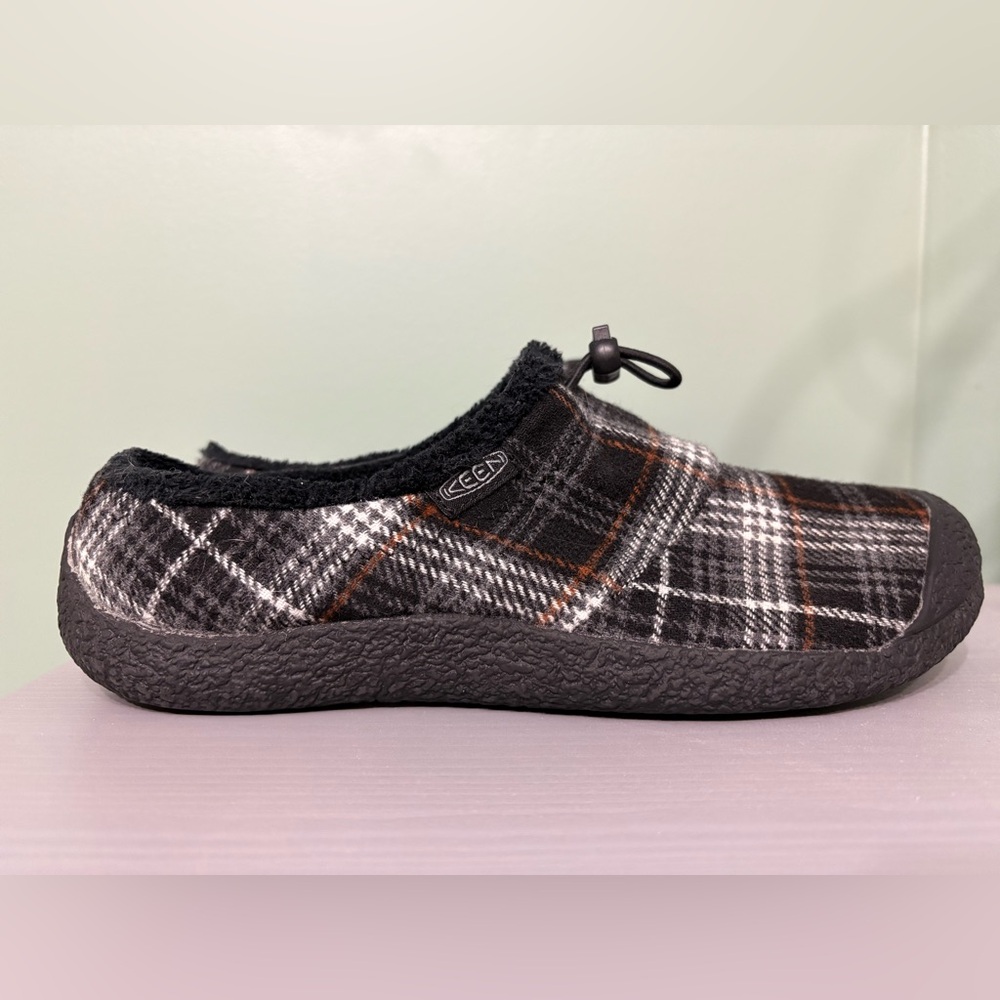 Keen howser iii womens size 7.5 black plaid slippers slides